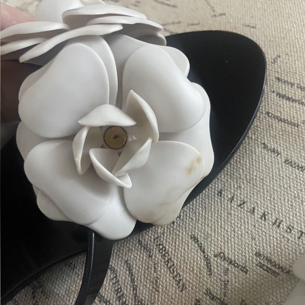 Mini Melissa Jelly Flip Flops Size 7.5 Black With White Flowers - Picture 5 of 6